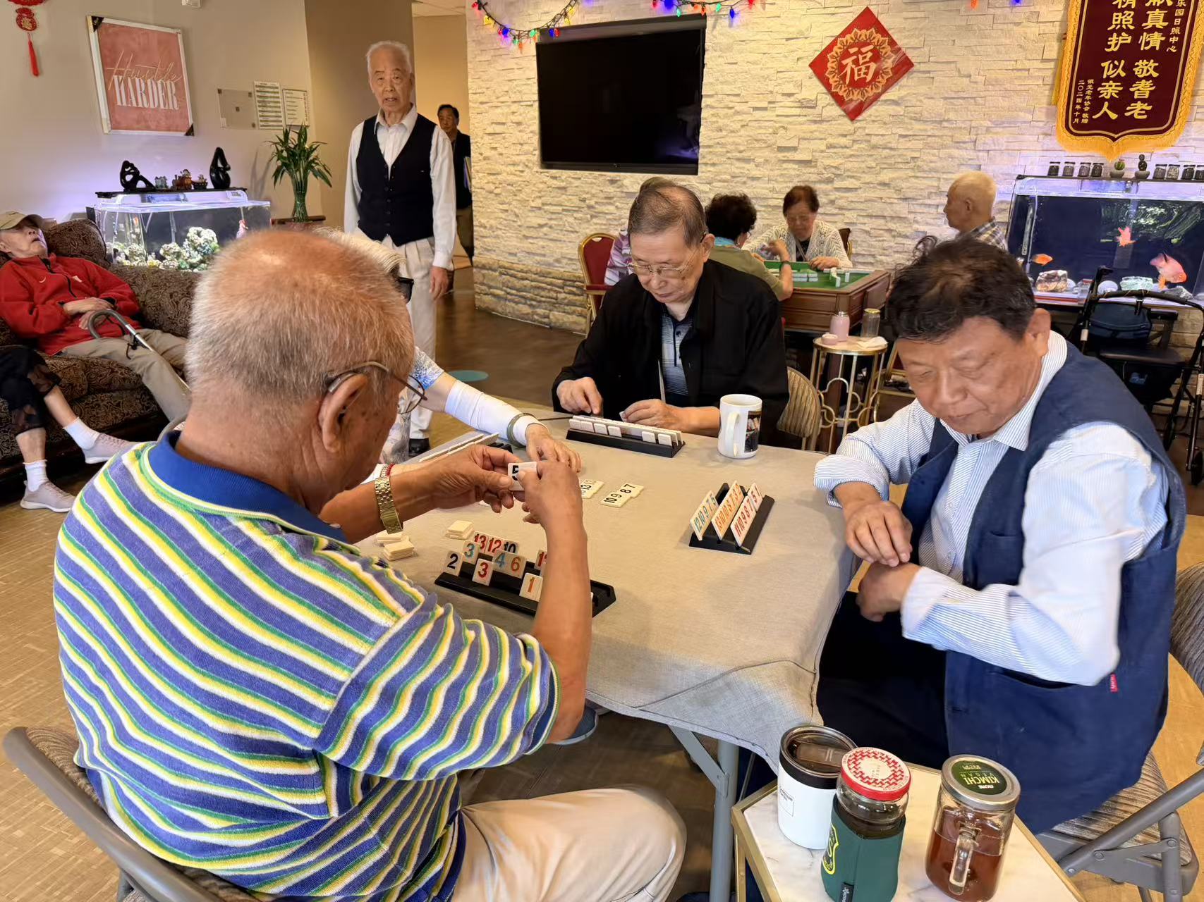 长者们在乐园打麻将、下棋