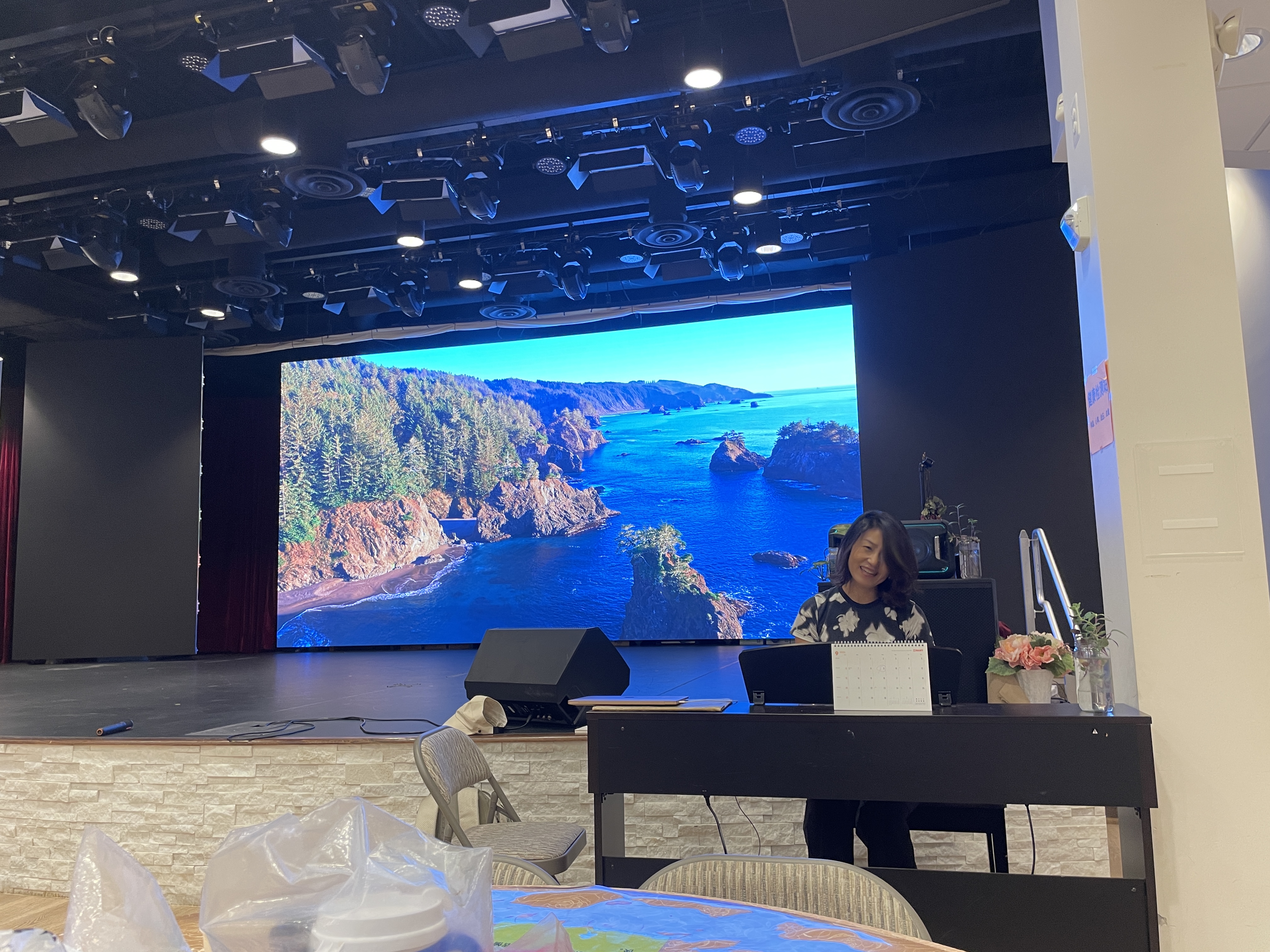 乐园配有整面墙大屏幕的表演舞台