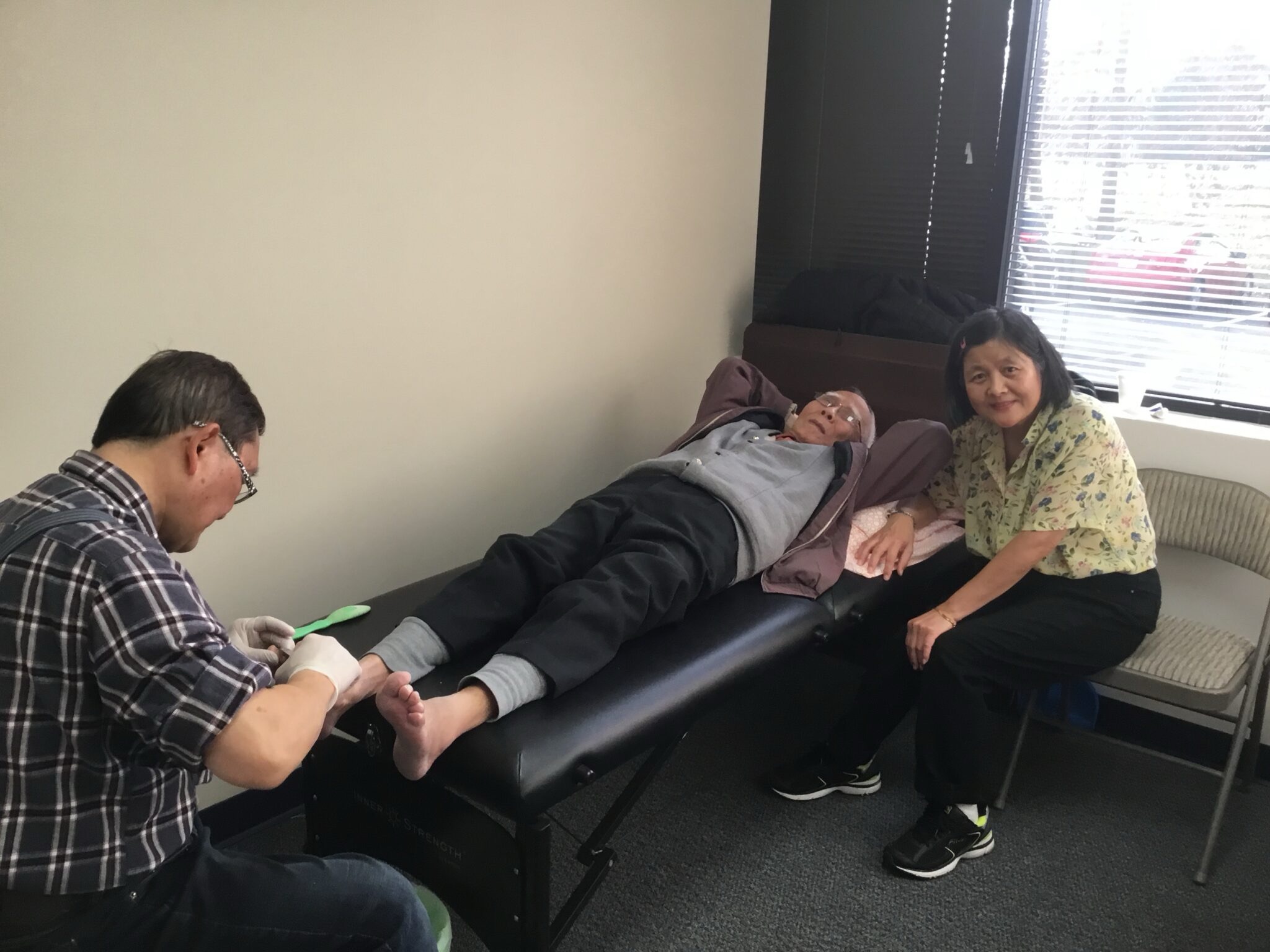 工作人员为长者提供美甲护理